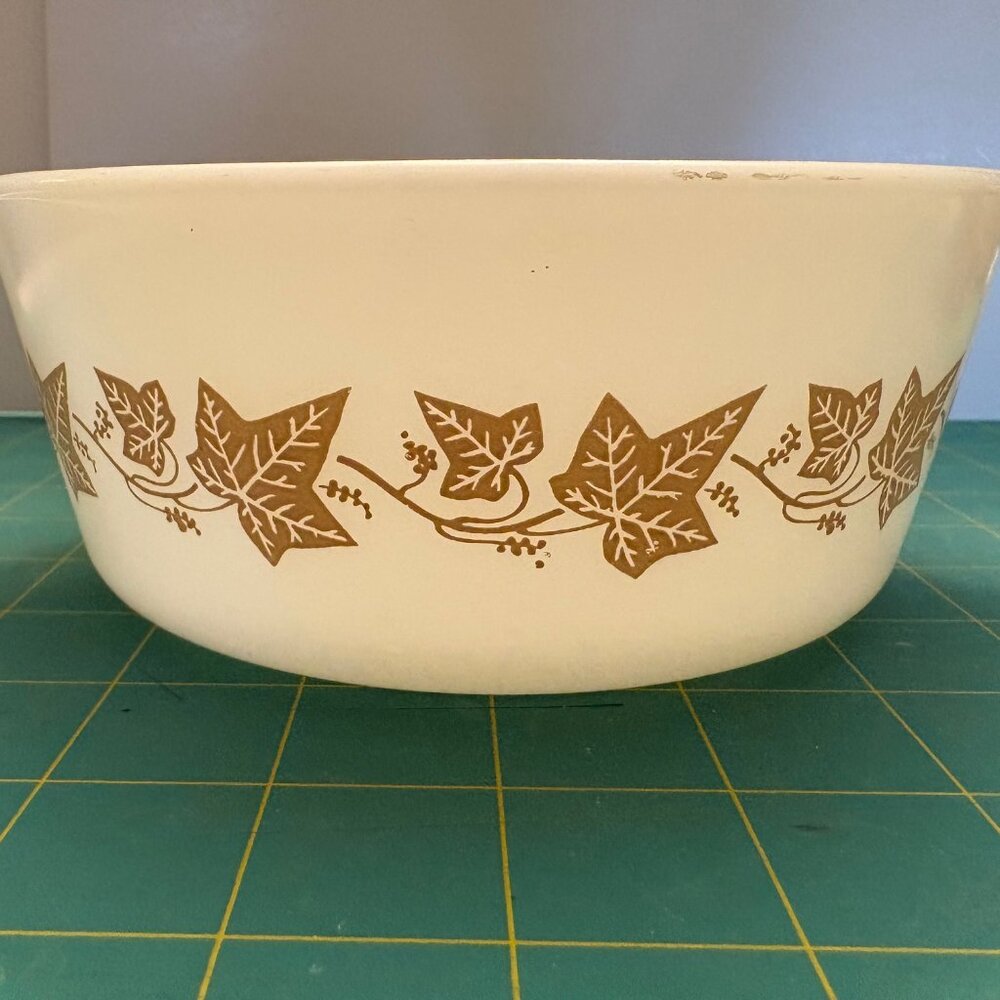 Pyrex White Tan Sandalwood Ivy Dish Sandalwood Ivy (#472 1.5 Pt) - Vintage - Picture 3 of 5